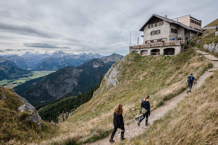 Wanderer bei Pfronten (Bayern) auf dem Weg zur Bad Kissinger Hütte des Deutschen Alpenvereins (DAV).