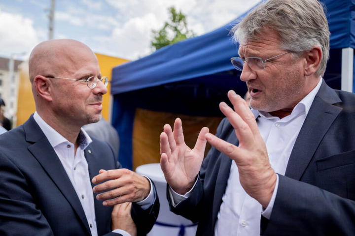 Andreas Kalbitz und Jörg Meuthen unterhalten bei der AfD-Wahlkampf-Veranstaltung in Brandenburg.