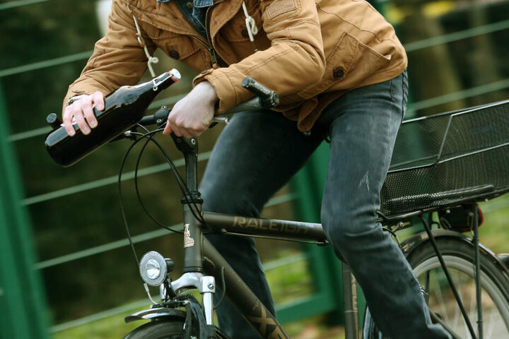 Don't drink and drive - das gilt auch für Fahrradfahrer. Ein 41-Jähriger musste dies nun feststellen, als er mit etwa zwei Promille zur Polizei radelte. (Symbolbild)