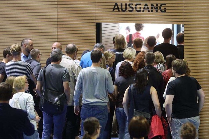 Die Besucher verlassen den Vortragssaal.