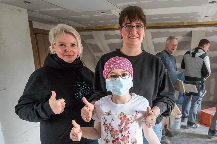 Daniela Lieberwirth (42) vom Verein "Lukas' Stern" und Mitstreiter bauen gerade das Zimmer der krebskranken Lena (8) aus.