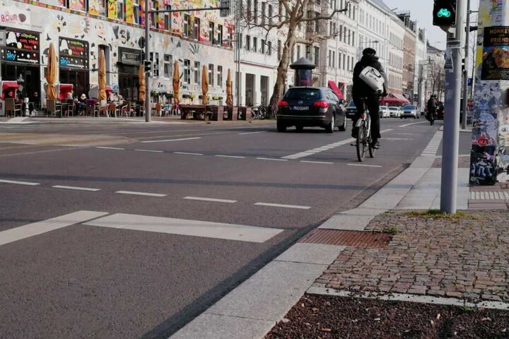 An der Kreuzung Karl-Liebknecht-Straße/Braustraße wurde eine der neuen Messstellen installiert, zählt ab sofort alle in den Süden fahrenden Radler.