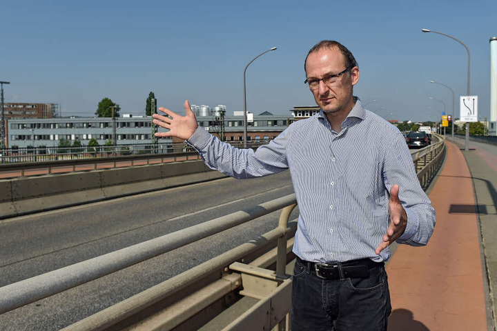 "Die Brücke wird auch nach der Notinstandsetzung regelmäßig auf Risse kontrolliert", so Robert Franke (42), kommissarischer Leiter des Straßen- und Tiefbauamtes.