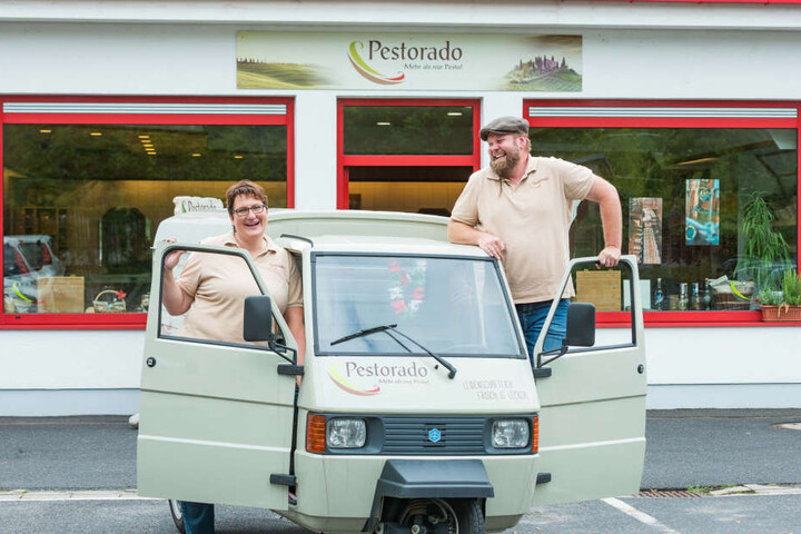 Typisch italienisch: Melanie (37) und Christian Pohl (45) fahren mit ihrem Dreirad Piaggio Nudel-Catering aus.