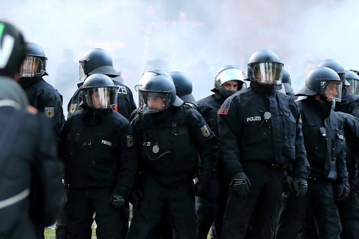 Auch 2017 werden die Polizisten im ganzen Land bereitstehen, um ggf. Ausschreitungen zu verhindern.