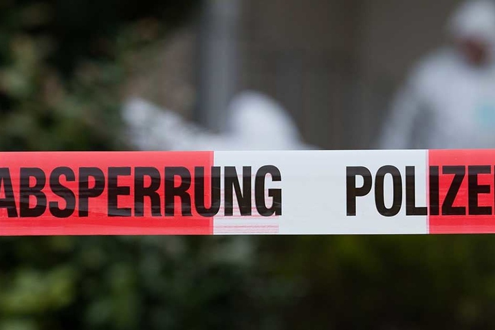 Absperrband der Polizei an einem Tatort.