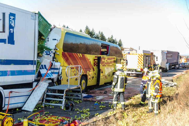 Die Fahrerkabine des 40-Tonners wurde beim Aufprall auf den Reisebus völlig zerstört. Der Lkw-Fahrer erlag seinen Verletzungen.