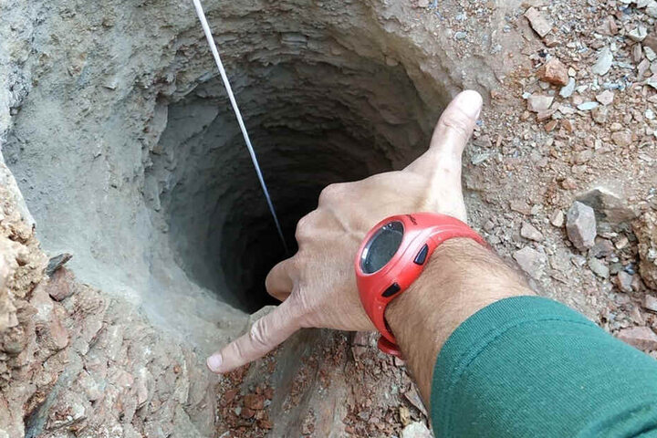 In dieses 25 Zentimeter schmale Loch stürzte Julien vermutlich 110 Meter tief.