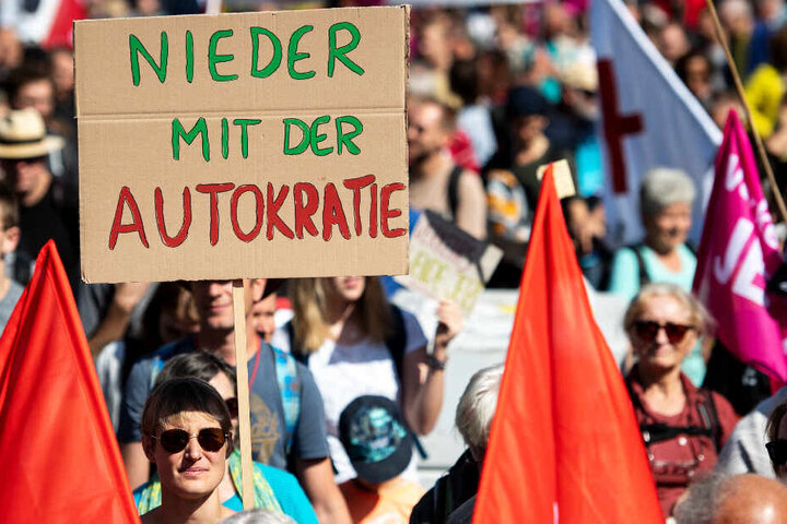 Am ersten Publikumstag der IAA 2019 in Frankfurt demonstrierten mehrere Tausend Menschen in der Stadt gegen die Automobilindustrie.