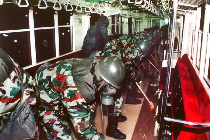 Einsatzkräfte der japanischen Armee säubern den Waggon der U-Bahn, in dem tödliches Nervengas versprüht wurde.