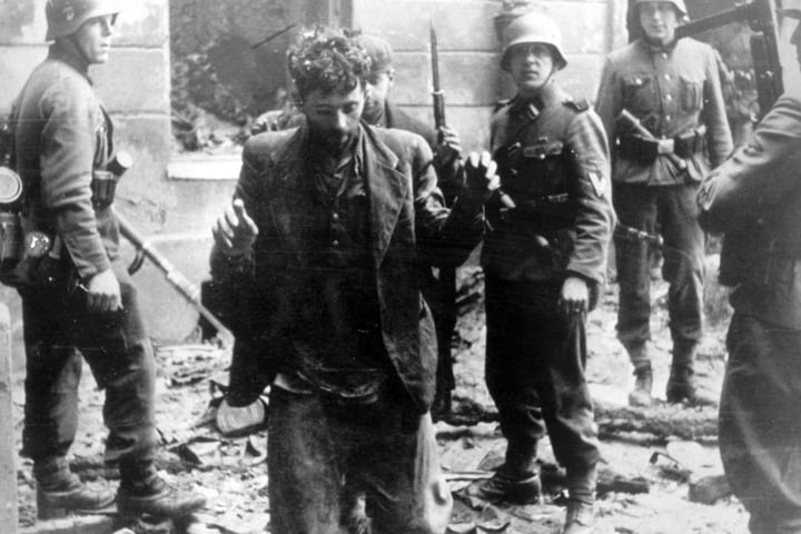 Warschauer Ghetto-Aufstand: Zwei Juden, die sich in einem Haus versteckt hatten, werden von SS-Soldaten gefangen genommen. 