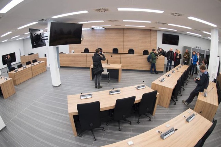 Die eigentliche Erstaufnahmeeinrichtung für Flüchtlinge wurde zu einem vorläufigen Prozessgebäude umgebaut, da die Säle des OLG Dresden für die erwartete Hauptverhandlung gegen die "Gruppe Freital" nicht die erforderlichen Sicherheitsstandards erfüllen.