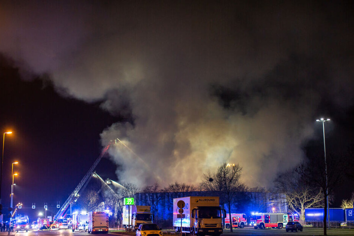Die Feuerwehr war mit etwa 60 Kräften im Einsatz.