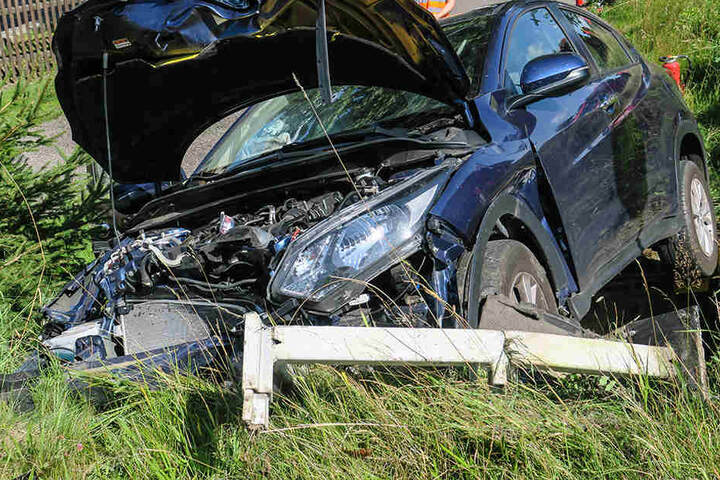 Der Honda war von der Bundesstraße abgekommen und gegen einen Erdwall und einen Zaun gekracht.