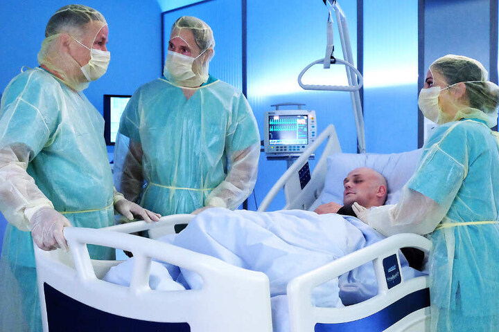 Patient Christoph Faber (Matti Krause) bekommt kurz nach seiner Stammzellen-Transplantation hohes Fieber und Herz-Rhythmus-Störungen.