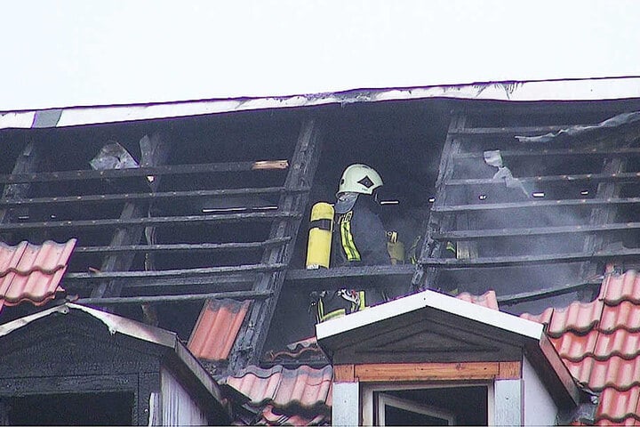 84 Kameraden der Feuerwehr waren stundenlang damit beschäftigt, das Feuer zu löschen.