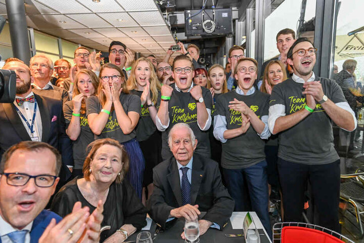 Auch Alt-MP Kurt Biedenkopf (89) und seine Frau Ingrid (88) kamen zur Wahlparty, umlagert vom "Team Kretschmer".