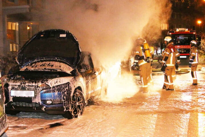 Außer dem Honda wurde auch ein dahinter parkender Opel Astra zerstört.
