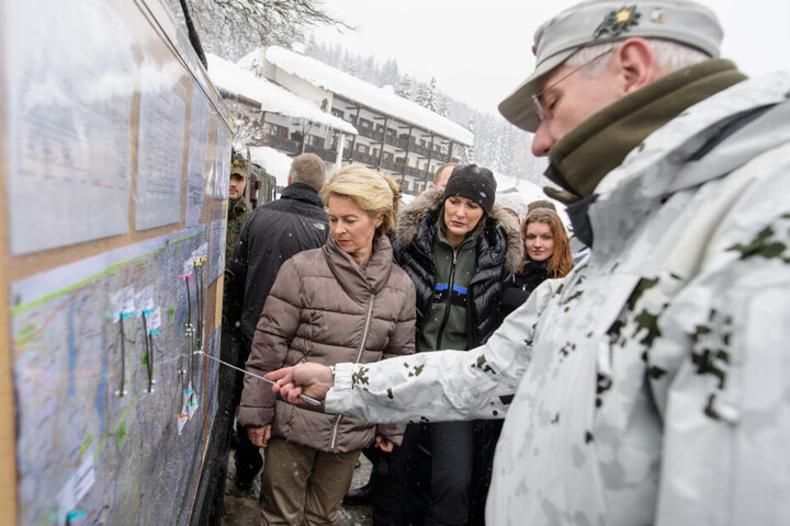 Ursula von der Leyen (l.) hat den betroffenen Landkreise vor Ort weitere Hilfe zugesichert.