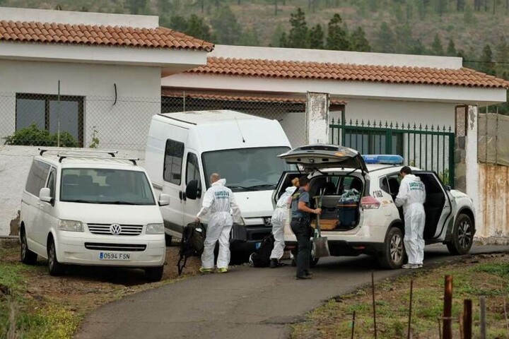 Mitglieder der Guardia Civil führen einen Einsatz wegen der vermissten Frau aus Deutschland und ihres zehn Jahre alten Sohnes durch.