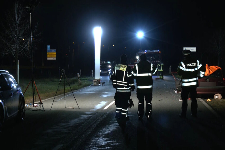 Die Einsatzkräfte stehen geschockt am Unfallort.