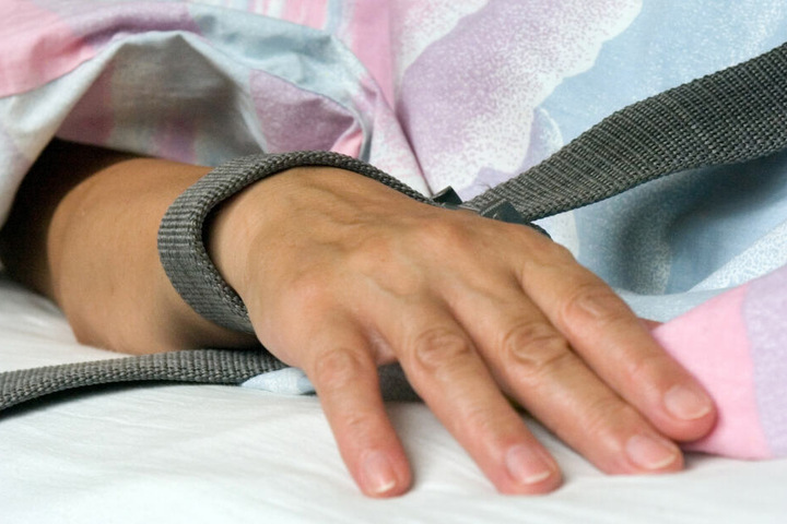 Da der Mann als gefährlich eingestuft wird, soll er in eine Psychiatrie eingeliefert werden. (Symbolbild)
