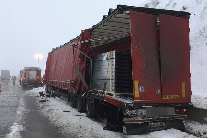 Während des Überholens knallte der Maistransporter in diesen Sattelzug.