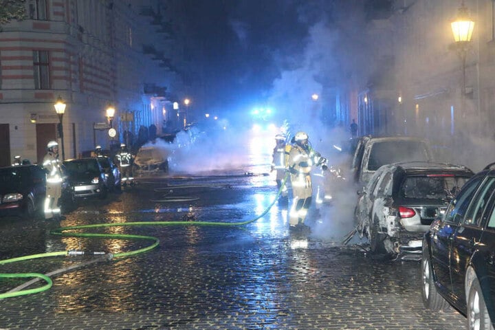 Autos standen im Bergmannkiez in Flammen.