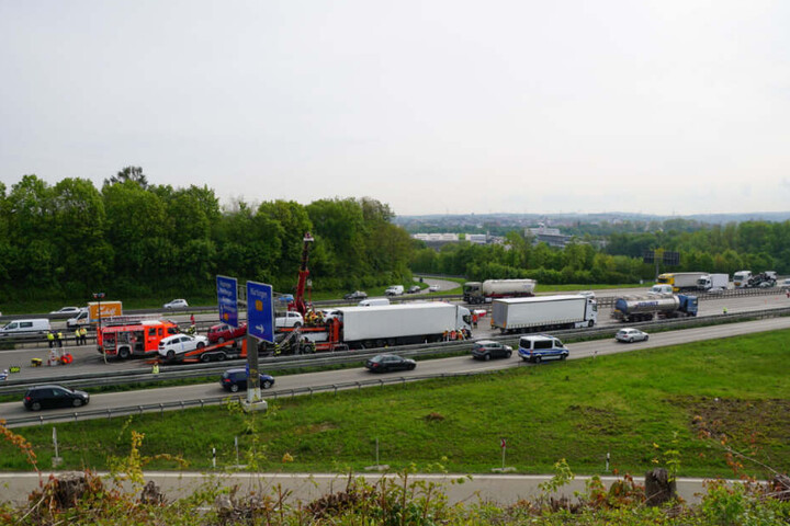 Der Verkehr wird über den Verflechtungsstreifen umgeleitet, es kommt zu massiven Beeinträchtigungen.