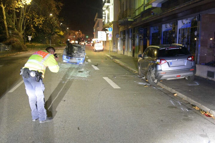 Der geparkte Suzuki (rechts) wurde bei dem Crash schwer beschädigt.