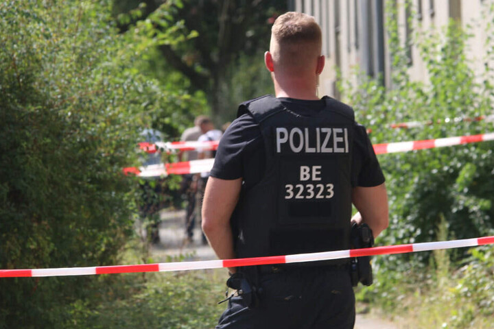 Ein Polizist sichert den Tatort.