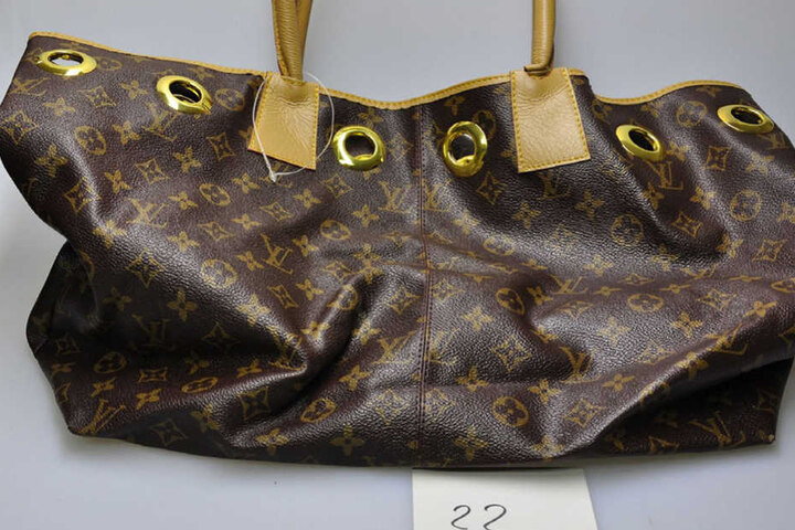 Auch Luxus-Handtaschen wurden auf dem Beutezug ergaunert.