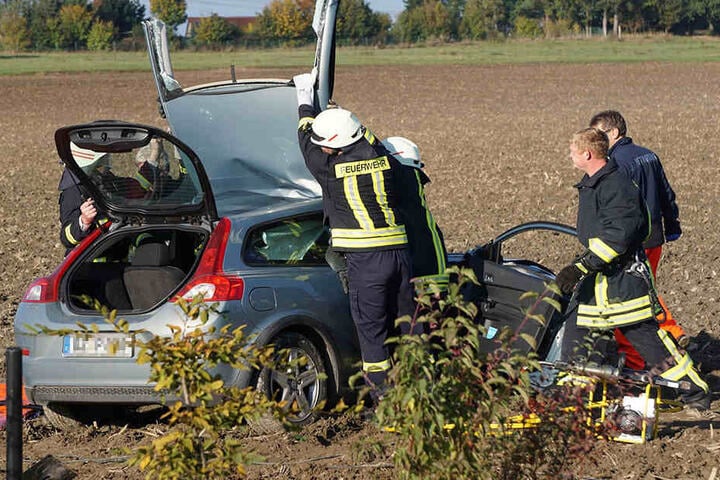 Die Unfallverursacherin musste von der Feuerwehr aus ihrem Wagen befreit werden.