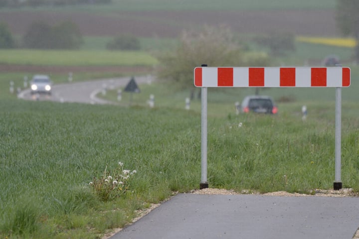 Hier geht es nicht weiter: Zwischen Bachhagel und Ballmertshofen endet ein von Bayern gebauter Radweg genau an der Grenze zu Baden-Württemberg.