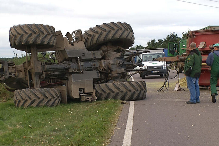 Der Fahrer (22) kippte mit seinem Traktor samt Anhänger auf der Rippachtalstraße um und blockierte die gesamte Straße.