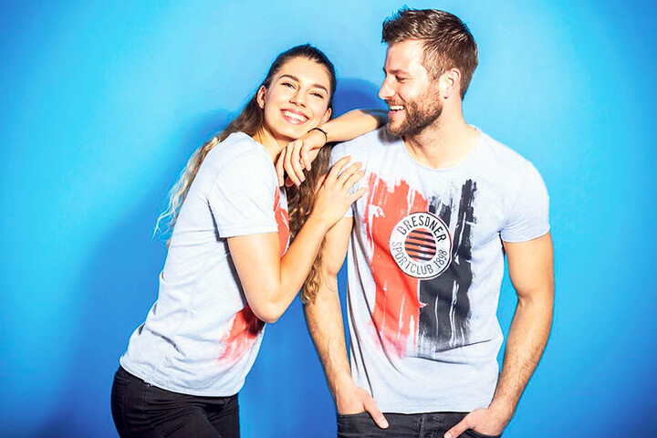 Nikola & Philipp zeigen das neue DSC-Fanshirt. Sieben verschiedene Varianten hatte das Mode-Label "Dirts" angeboten. Die Entscheidung war für den DSC nicht einfach.