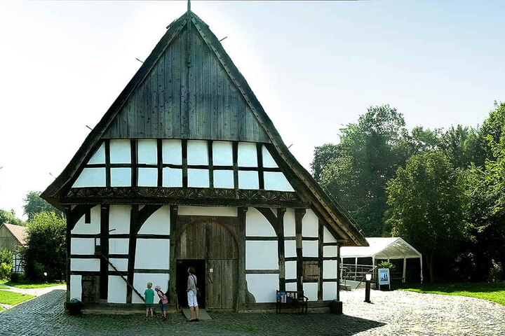 Beim Martinsmarkt im Bielefelder Bauernhausmuseum könnt Ihr Eure Kids super beschäftigen. Und der Eintritt liegt bei 1 bzw. 2 Euro pro Person.