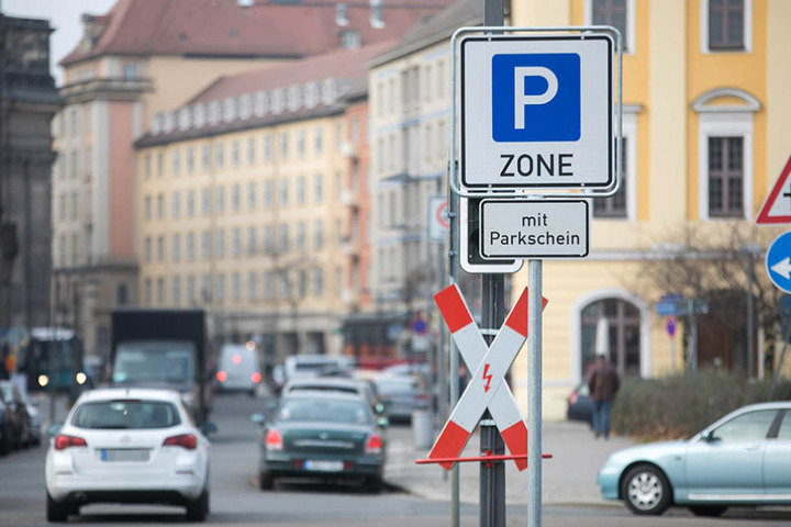 Die neuen Parkschilder für die Parkzonen rund um das Rathaus.