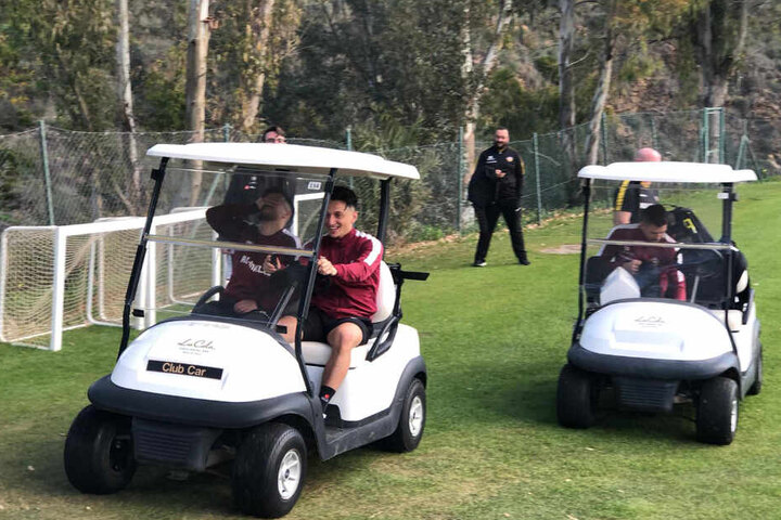Sascha Horvath und Baris Atik im vorderen Golf-Kart.