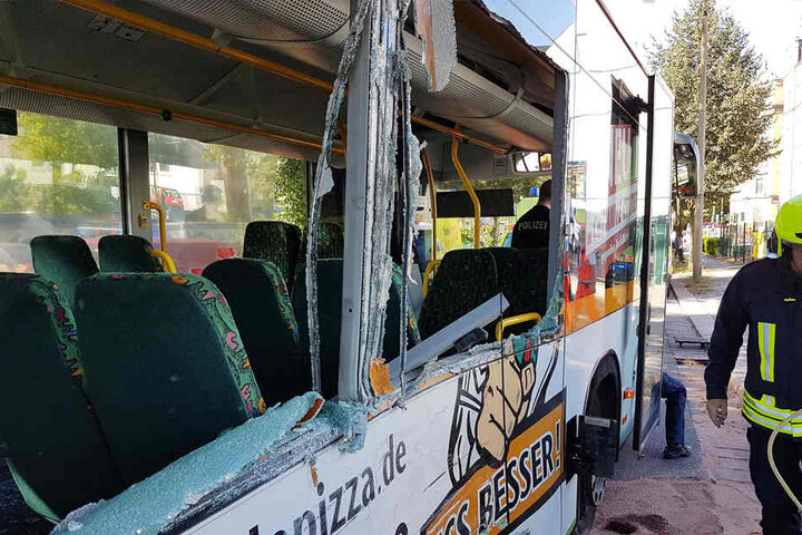 Eine Seite des Busses wurde durch den Unfall zerstört.