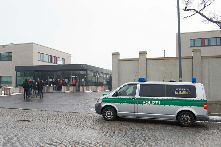 Ein Polizeifahrzeug und Journalisten stehen am 7. März 2018 vor der Justizvollzugsanstalt (JVA) Dresden.