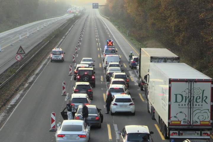In beiden Fahrtrichtungen bildeten sich lange Staus.