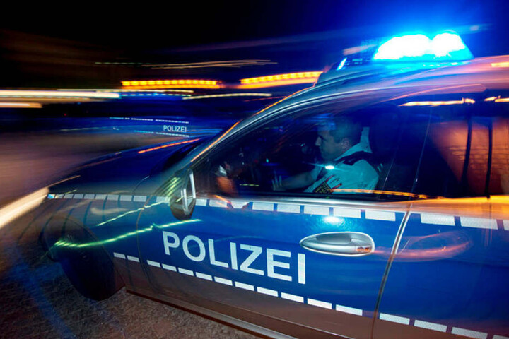 Polizisten im nächtlichen Streifendienst - oft können sie nur reaktiv Notrufaufträge abarbeiten. (Symbolbild)