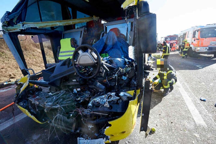 Die Front des Flixbus wurde durch den vor ihm stehenden Lkw komplett zerstört. Der Fahrer des Busses überlebte den Aufprall nicht.
