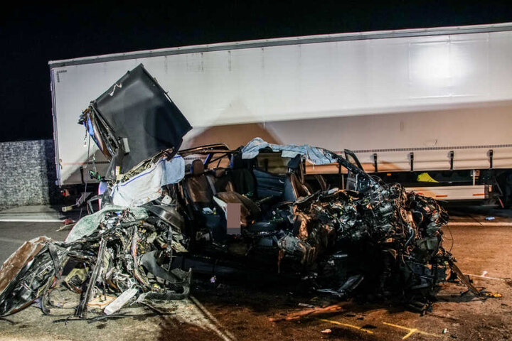 Das Wrack des Autos, das in den Lastwagen krachte.
