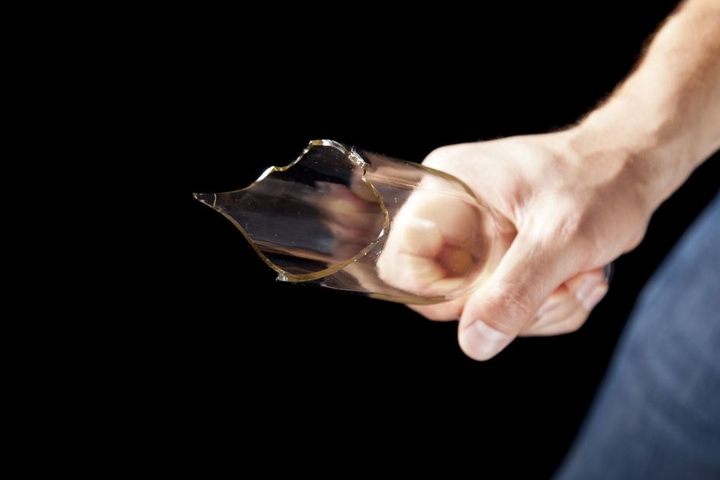 Ein Marokkaner hat einen Deutschen mit einer Glasfalsche am Arm verletzt. (Symbolbild)