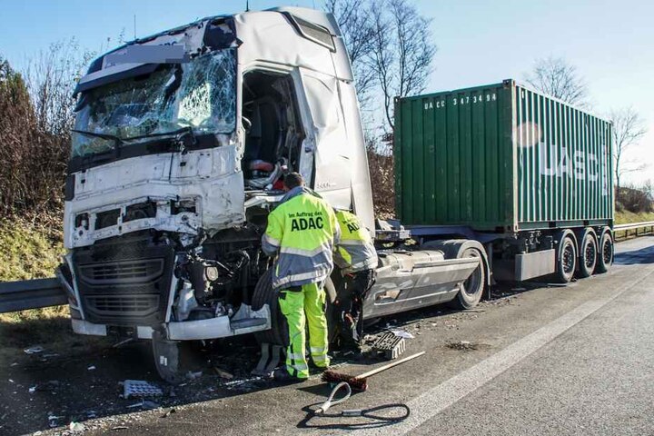 Das Führerhaus des Lkw ist vollkommen beschädigt.