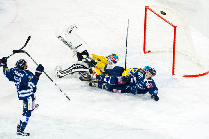 Mirko Sacher (l.) feierte 2016 seinen Treffer zum 4:3-Sieg der Eislöwen.