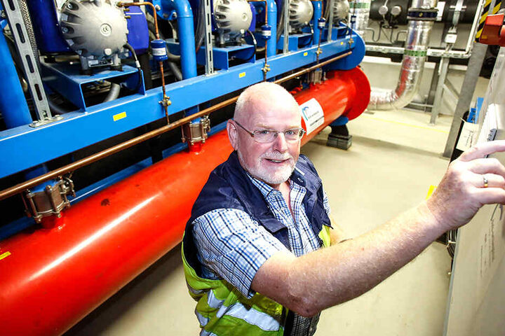 Lutz Rehwald (55) von der DREWAG prüft im "Kälte-Herz" die Klimatechnik.