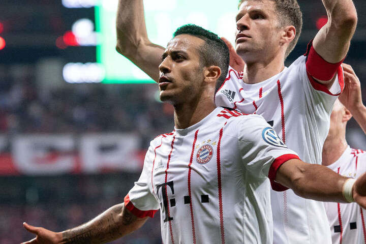 Thiago (vorne) könnte den FC Bayern München im Sommer in Richtung Spanien verlassen.